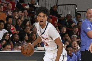 进攻出色！柯蒂斯-琼斯15中9&三分8中4砍22分 另有5板8助2断1帽