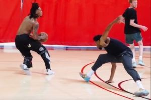 脚踝终结者！卡斯尔训练中晃倒防守 潇洒撤步超远三分飚中🎯