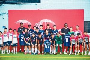 索博斯洛伊等4名利物浦球员与杰志U14互动，并进行队内训练赛