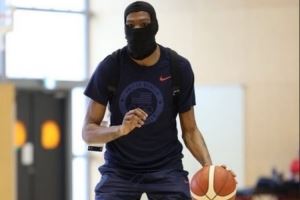 你热不热？😂杜兰特今日戴着忍者头套训练