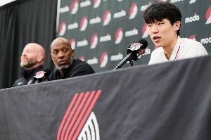 队记：杨瀚森或能解决开拓者半场进攻问题 比卢普斯不怕用年轻人